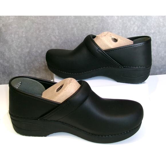 NIB Dansko Pro 2.0 Black Waterproof Pull Up Nursing Clog EU 38W US 7.5W-8W - Picture 1 of 9